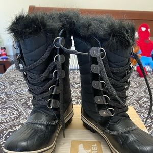 Black snow boots
